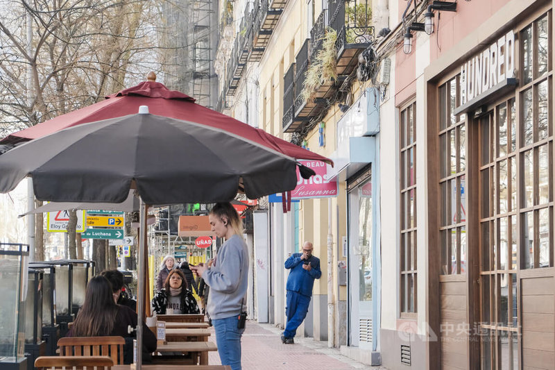 西班牙耶誕假期後失業潮湧現,2026年1月就業人數較前一個月銳減逾27萬人,是2012年來最糟紀錄,其中又以觀光餐飲業和零售業受波及程度最劇烈。圖為馬德里市區正在為客人點餐的餐廳服務生。中央社記者胡家綺馬德里攝 115年2月3日