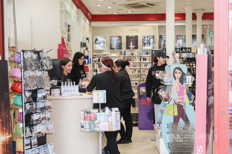 西班牙耶誕假期後季節性失業潮湧現,對女性影響大於男性,2026年1月流失的女性就業人數超過14萬1000人,男性則減少逾12萬9000人。圖為馬德里市區正在為客人結帳的美妝店店員。中央社記者胡家綺馬德里攝 115年2月3日