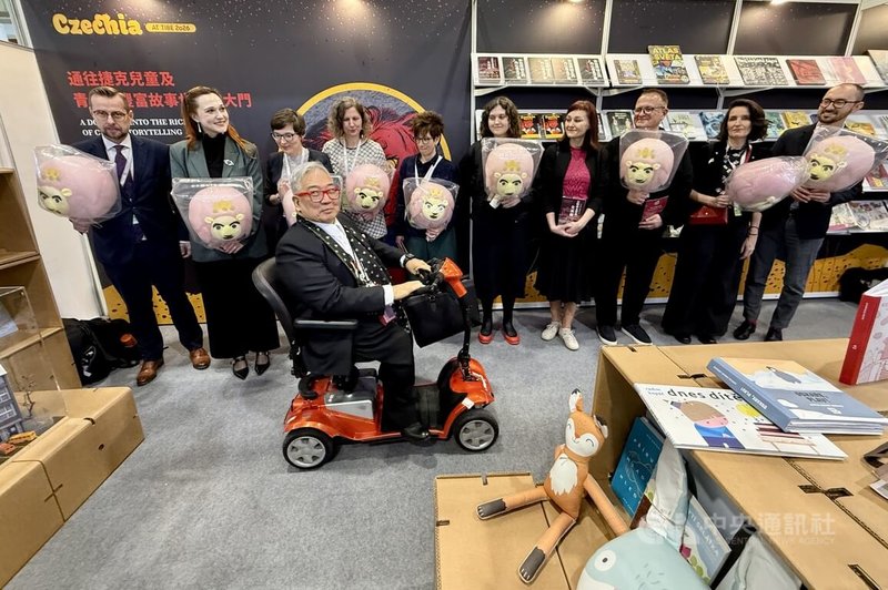 台北國際書展捷克國家館開幕記者會3日在台北世貿一館舉行,來自捷克的插畫家與策展人還有台北書展基金會董事長郝明義(前)一同出席活動。中央社記者王飛華攝 115年2月3日