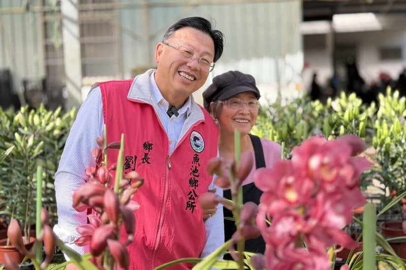 南投縣魚池鄉盛產蘭花，魚池鄉長劉啟帆（左）3日表示，今年氣候宜人，虎頭蘭產量恢復往年盛況且花況極佳，且虎頭蘭被視為吉祥、幸運、繁榮象徵，相當適合做為新年裝飾或年節送禮。（魚池鄉公所提供）中央社記者蕭博陽南投縣傳真　115年2月3日