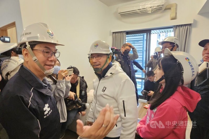 新北市長侯友宜（中）3日在副市長劉和然（左）及民進黨議員山田摩衣（右）陪同下，視察板橋江翠段青年社會住宅新建工程。中央社記者王鴻國攝　115年2月3日