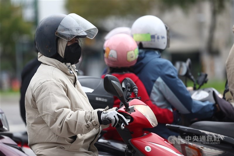 圖為新北市機車騎士做好保暖措施。（中央社檔案照片）
