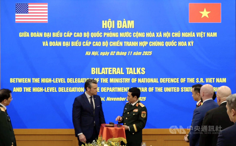 美國戰爭部部長赫格塞斯（左）去年11月訪越南，於河內會見越南國防部長潘文江（右），舉行雙邊會談，聚焦軍事合作，會後雙方互贈越南戰爭遺物。中央社記者曾婷瑄河內攝　115年2月3日