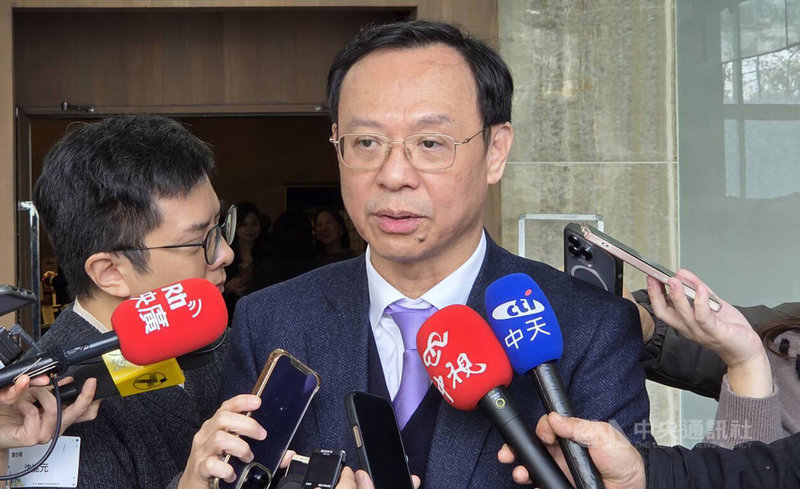 台大醫院性平事件頻傳，衛福部長石崇良（右）「犯錯說」遭質疑替「狼醫」說話。石崇良3日受訪表示，未來涉案就可先調整職務，並將研議全國一致性的懲戒規範，消弭標準不一的疑慮，確保就醫安全。中央社記者沈佩瑤攝　115年2月3日