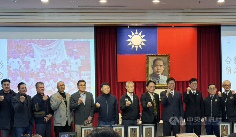 中華職棒台鋼雄鷹隊總教練洪一中（左6）3日出席原住民族委員會副主委陳義信（右4）棒球文物捐贈儀式，直言回憶湧現，兩人一起見證台灣棒球的起起落落。中央社記者謝靜雯攝　115年2月3日