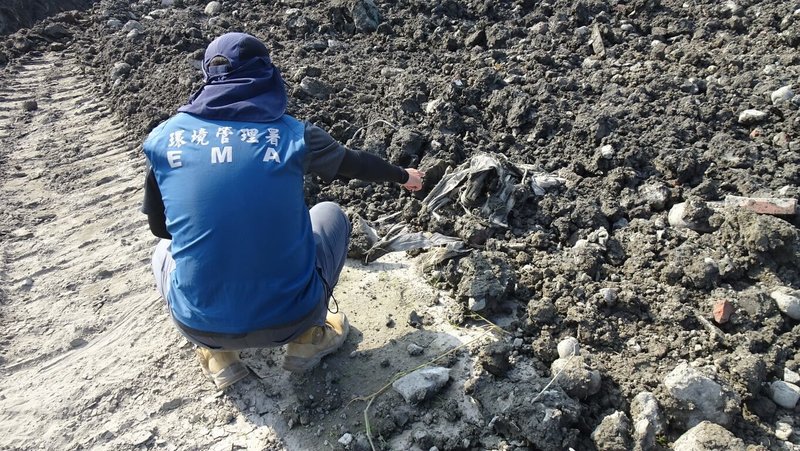 高雄美濃大峽谷案因盜採砂石並違法傾倒廢棄物引發各界重視。環境部3日表示，經檢警調環查緝平台調查，開挖發現地下回填營建廢棄物。（環境部提供）中央社記者張雄風傳真　115年2月3日