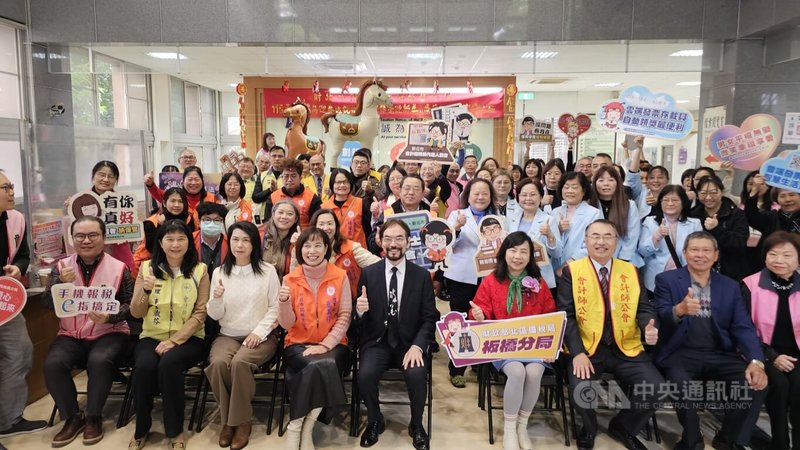 財政部北區國稅局板橋分局3日舉辦「駿馬迎春送稅福提燈揮毫迎新春」活動，邀請名家揮毫吸引許多民眾參與。中央社記者王鴻國攝　115年2月3日