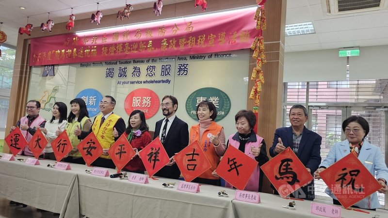 財政部北區國稅局板橋分局3日舉辦「駿馬迎春送稅福提燈揮毫迎新春」活動，邀請名家揮毫，為民眾書寫好運。中央社記者王鴻國攝　115年2月3日