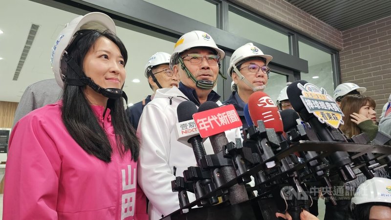 新北市副市長劉和然（前左3）以及台北市副市長李四川皆有意參選新北市長；國民黨在協調過程中傳聞副主席李乾龍已與新北市長侯友宜通話。對此，侯友宜（前左2）3日受訪表示，按照既有的步驟往前走。中央社記者王鴻國攝　115年2月3日