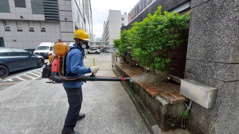 衛福部疾管署日前公布國內今年首例漢他病毒症候群病例。台北市環保局3日表示，將持續針對公共空間加強鼠患防治作業，並鼓勵民眾若在公共空間發現鼠類出沒，可通知環保局協助派員處理。（台北市環保局提供）中央社記者陳昱婷傳真　115年2月3日