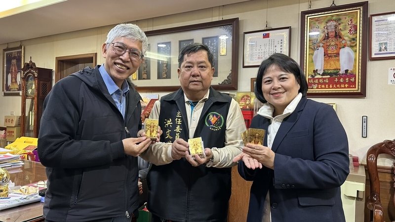 苗栗白沙屯拱天宮主委洪文華（中）致贈白沙屯拱天宮媽祖的祈福卡，將作為紙風車「椅子會」的祝福贈品，由紙風車團長任建誠（左）代表過香爐，紙風車文教基金會執行長張敏宜（右）表達感謝。（紙風車文教基金會提供）中央社記者趙靜瑜傳真  115年2月3日