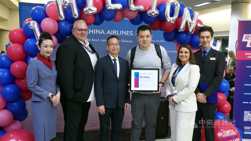 中華航空飛加州安大略國際機場的航線2日晚間慶祝100萬人次旅客。中央社記者林宏翰洛杉磯攝　115年2月3日