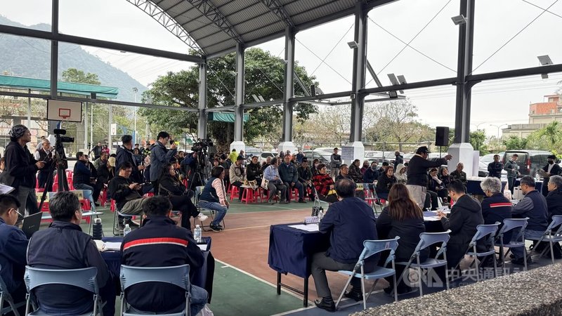 礦業法修正後,亞洲水泥是首例補辦環境影響評估的個案,亞泥3日下午在花蓮縣秀林鄉舉行環評地方說明會,邀請6個關係部落出席,居民關心居住安全、土地返還等議題。中央社記者張祈攝 115年2月3日