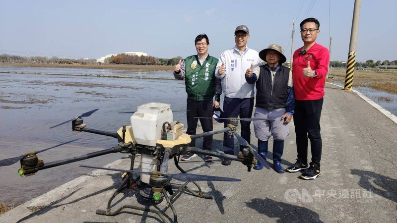 農業部長陳駿季（左2）3日走訪彰化縣「米屋智農」的稻田契作產區，實地了解稻田智慧化經營模式。米屋智農董事長陳肇浩（右）表示，目前參與契作農民有700人，民國114年契作稻米面積近1000公頃。中央社記者汪淑芬攝　115年2月3日