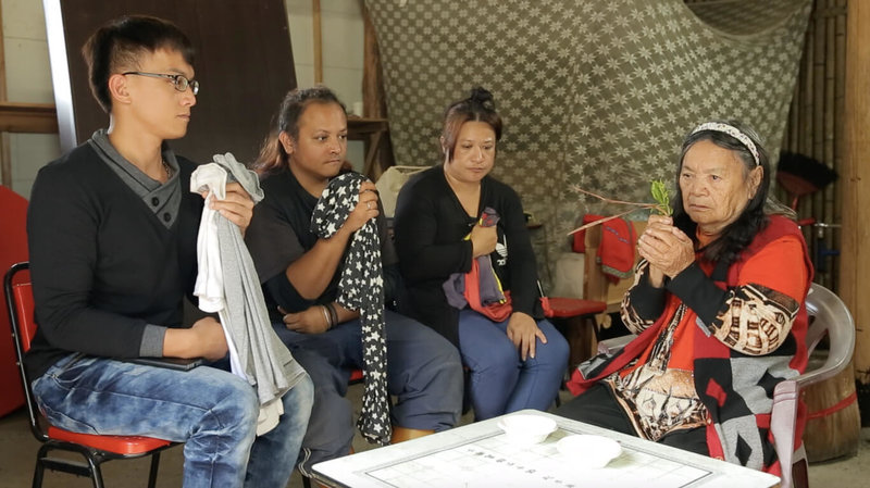 嘉義縣民俗「鄒族yoifo（巫師）文化」保存者楊安榮美（右）投身巫儀實踐與服務逾60年，資歷深厚，備受族人敬重，2日辭世，享壽90歲。圖為楊安榮美替族人進行傳統儀式。（阿里山鄉山美社區發展協會提供） 中央社記者趙靜瑜傳真　115年2月3日