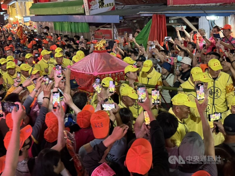 白沙屯拱天宮媽祖2025年徒步往雲林朝天宮進香,信眾緊跟「粉紅超跑」乘著夜色出發。(中央社檔案照片)