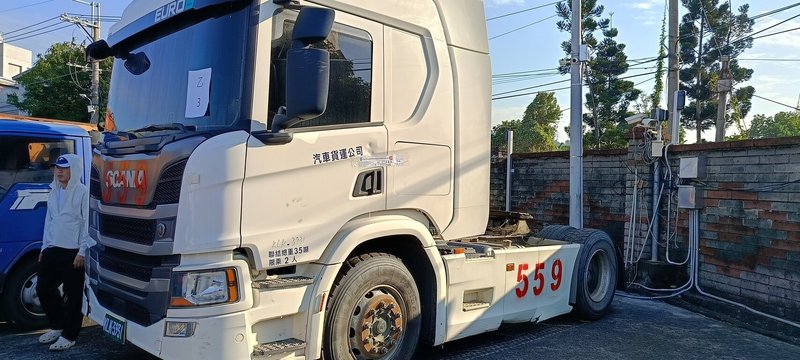 法務部行政執行署所屬各分署3日舉辦全國123聯合拍賣，雲林地檢署囑託台中分署變價因案查扣的營業用貨運曳引車2輛及營業半拖車1輛，採合併拍賣，最終以新台幣565萬元拍定。（行政執行署提供）中央社記者謝君臨傳真　115年2月3日