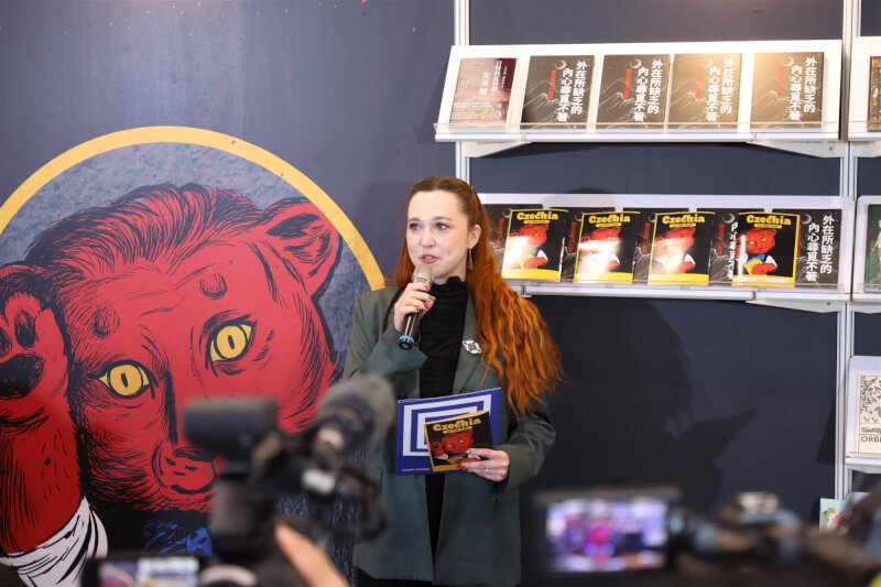 台北國際書展捷克館展出60本捷克近10年最美童書，捷克中心台北主任馬凱棠宣布，明年捷克將成為明年台北國際書展主題國。（捷克中心提供）