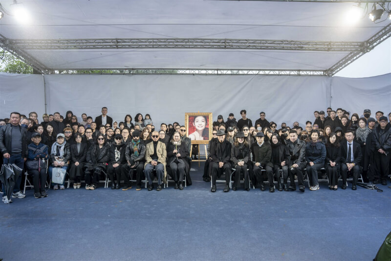 藝人大S（徐熙媛）因病辭世，丈夫具俊曄為大S設計紀念雕像，揭幕儀式2日舉行，親友齊聚見證。（經紀公司提供）中央社記者洪素津傳真　115年2月2日