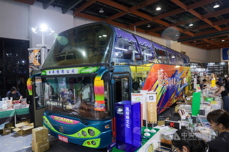 2026年第34屆台北國際書展展前記者會2日舉行,獨立出版聯盟打造「讀字塞車」,將大型遊覽車開進世貿一館展場,邀讀者上車聽講座,以濃厚的台灣感性吸引目光。中央社記者裴禛攝 115年2月2日
