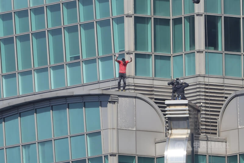 美國攀岩好手霍諾德1月25日挑戰徒手獨攀台北101成功。（中央社檔案照片）