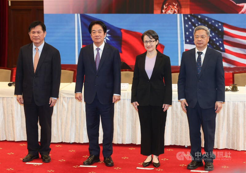總統賴清德（左2）3日在總統府主持「台美經濟繁榮夥伴對話」記者會，副總統蕭美琴（右2）、外交部長林佳龍（左）、經濟部長龔明鑫（右）出席與會。中央社記者謝佳璋攝 115年2月3日