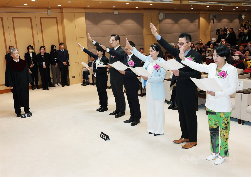 中配李貞秀（前右起）、前資策會軟體研究院副院長洪毓祥、中華陽光推展關懷協會理事長蔡春綢、台中市議員陳清龍、中正大學社會科學院院長王安祥、台北護理健康大學通識教育中心教授邱慧洳6人遞補民眾黨不分區立委，3日上午在立法院宣誓就職。中央社記者郭日曉攝　115年2月3日