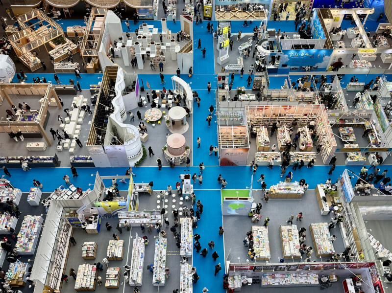 2026年台北國際書展3日在世貿一館登場，由於參展單位踴躍程度首次超過展場空間容量，特別將書展大賞、數位主題館都移至2樓空間。圖為鳥瞰台北書展展場。中央社記者王飛華攝　115年2月3日