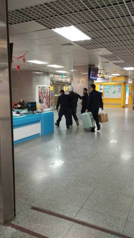 李姓男子（白色安全帽者）3日攜帶毒品欲自金門搭機至台灣本島，在執行託運行李安檢勤務時被查獲，全案將移請金門地方檢察署偵辦。（航空警察局台北分局金門分駐所提供）中央社記者吳玟嶸傳真　115年2月3日