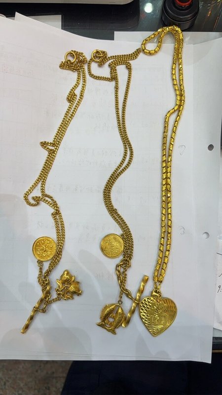 新北市瑞芳山區日前有住戶丟棄衣櫃，清潔隊在衣櫃抽屜發現3條金項鍊、1枚金戒指及1只金手鍊，總重逾7兩，市價約新台幣130萬元，在清潔隊、里長與警方合作下，順利聯繫到當事人領回。（新北市警局瑞芳分局提供）中央社記者王朝鈺傳真　115年2月3日