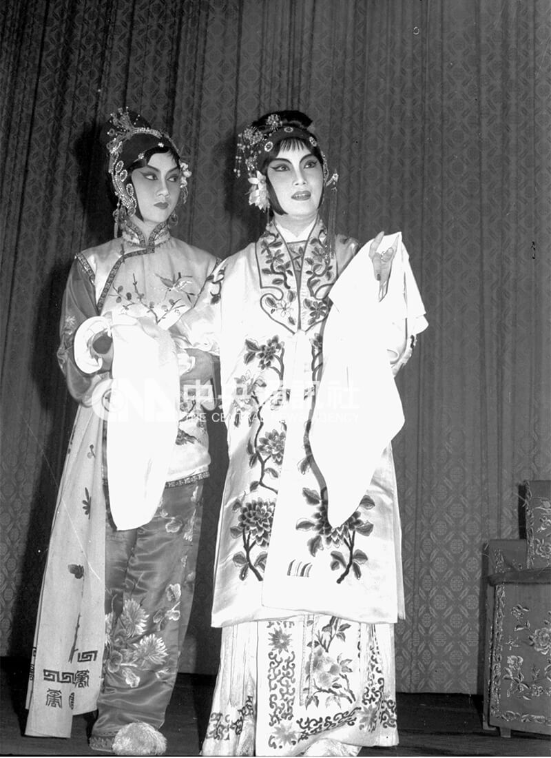 民國61年大鵬劇校的校友連演中，罹患骨癌的京劇花旦蔣桂琴（右）抱病演出「紅樓二尤」的尤二姐，左為飾演尤三姐的郭小莊。中央社記者陳漢中攝　61年8月11日