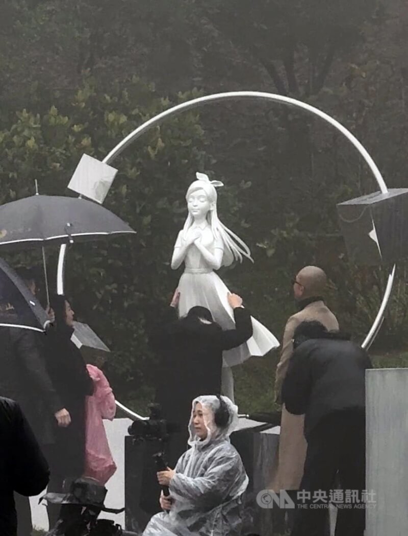 藝人大S（徐熙媛）病逝1週年，由丈夫具俊曄（後右）設計的大S紀念雕像，2日下午在金寶山揭幕，S媽（後中）擁抱雕像。中央社記者洪素津攝　115年2月2日