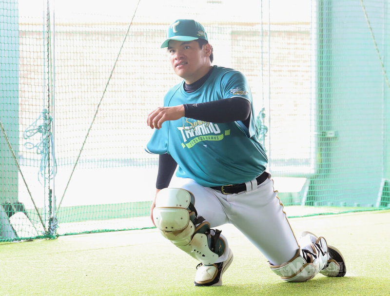 中華職棒台鋼雄鷹隊4日公告，陣中主戰捕手張肇元（圖）將進行手肘韌帶重建手術，歸隊時間有待術後觀察再行評估。圖為張肇元115年1月10日春訓畫面。中央社記者張新偉攝　115年2月4日