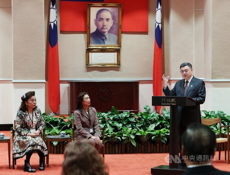 行政院長卓榮泰（右）4日在行政院接見「日本台灣商會聯合總會」回國訪問團時致詞表示，日本近日將進行選舉，期待未來日本能夠更穩定、更安全、更繁榮。中央社記者郭日曉攝　115年2月4日