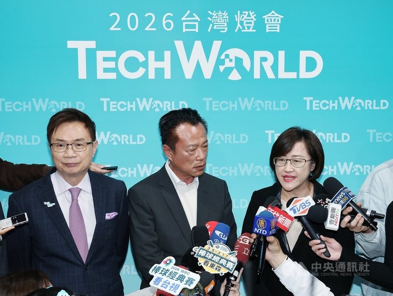 針對台美對等貿易協定簽署後美製車進口是否零關稅等市場開放議題，經濟部貿易署副署長胡啟娟（右）4日受訪表示，目前台美對等貿易協定（ART）簽署正在最後程序中，持續與美方討論，相關結果將由談判團隊公布。中央社記者郭日曉攝 115年2月4日