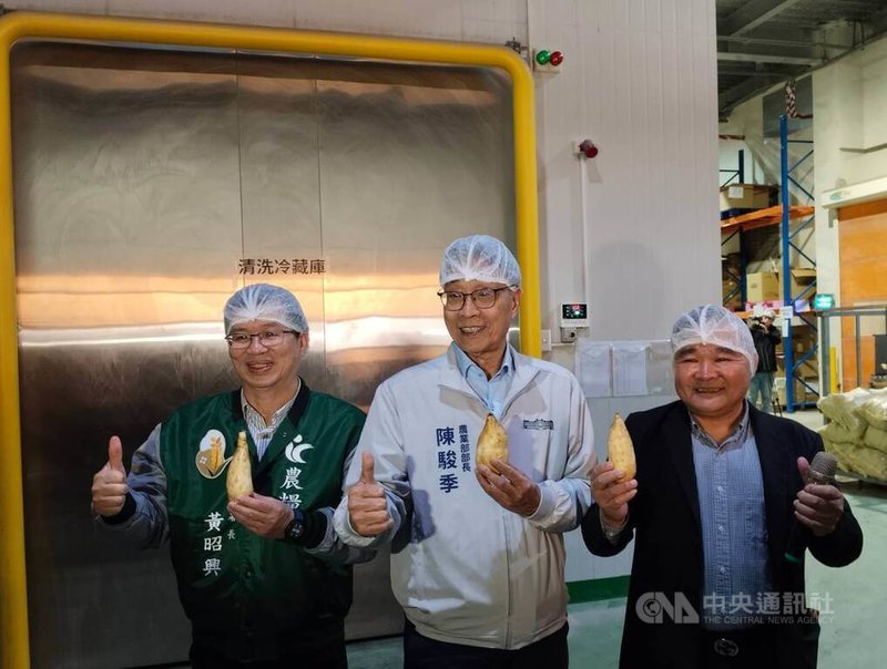 農業部長陳駿季（中）日前到雲林考察甘藷契作集團產區運作及利用甘藷開發的多元加工產品，與瓊埔合作農場理事主席蘇嘉益（右）等人比讚合影。中央社記者汪淑芬攝　115年2月4日