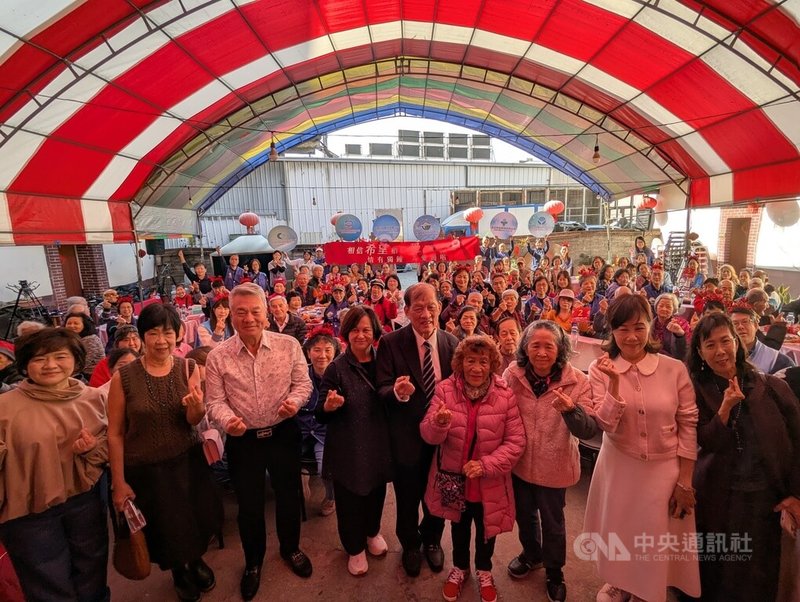 中國醫藥大學附設醫院4日與林增連慈善基金會等單位合作，邀請偏鄉近百名獨居長輩欣賞慈善音樂會、提前圍爐吃年菜，盼透過實際行動分享社會溫暖。中央社記者蘇木春攝　115年2月4日