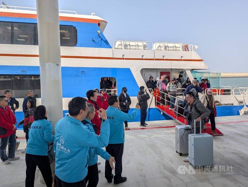 中國文旅部4日表示，中國方面將於近期恢復上海居民赴金馬旅遊；金門縣副縣長李文良也歡迎福建以外居民赴金旅遊，盼中央能支持。圖為金門港旅運中心3日試營運，縣府團隊在碼頭迎接抵金旅客。中央社記者吳玟嶸攝　115年2月4日