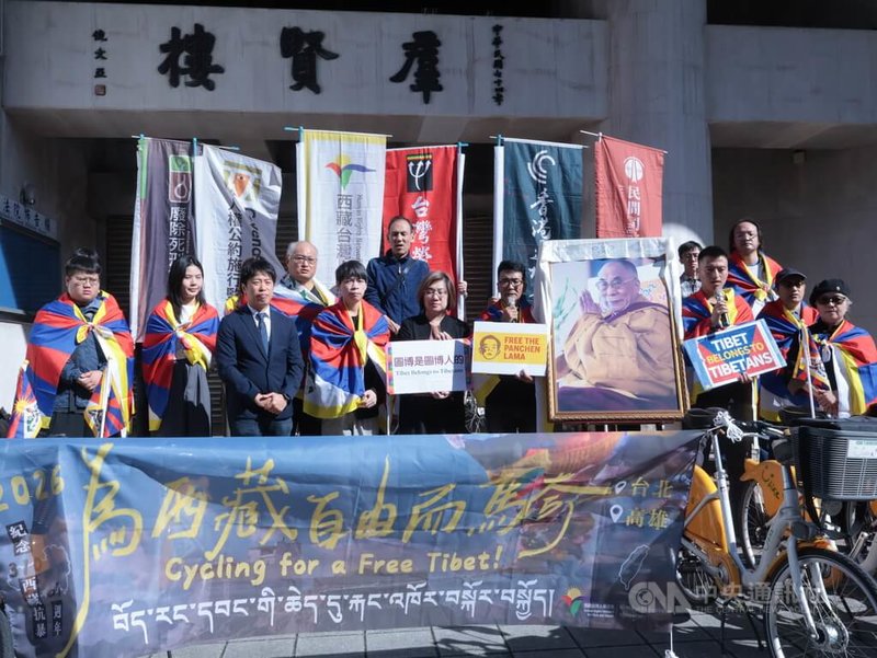 西藏台灣人權連線發起「為西藏自由而騎」活動，4日上午在立法院群賢樓前說明活動內容。中央社記者李雅雯攝 115年2月4日