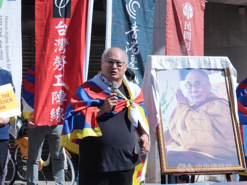 西藏台灣人權連線發起「為西藏自由而騎」活動，4日上午在立法院群賢樓前說明活動內容。人權工作者李明哲現場發言。中央社記者李雅雯攝 115年2月4日