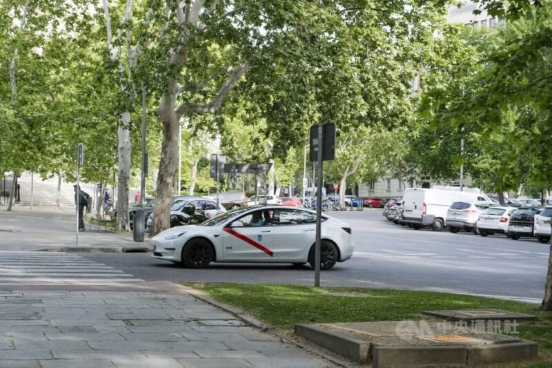 環保與清潔能源團體歐洲運輸環境聯合會（T&E）披露，按歐盟形同實質放棄燃油新車禁售令的新規劃，2035年電動車在新車占比仍可望達85%，但整體車輛碳排會比原目標高10%。（中央社檔案照片）