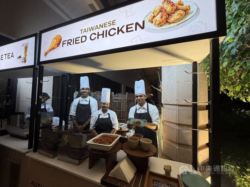 台灣觀光代表團在印度新德里的觀光推廣會現場，提供台灣道地小吃鹹酥雞與聞名全球的珍珠奶茶，供與會者享用。中央社記者李晉緯新德里攝 115年2月4日