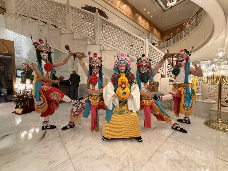 在印度新德里的台灣觀光推廣會中，「雷昇傳藝劇團」威震八方的開場表演，呈現台灣傳統宗教特色與官將首文化。中央社記者李晉緯新德里攝 115年2月4日