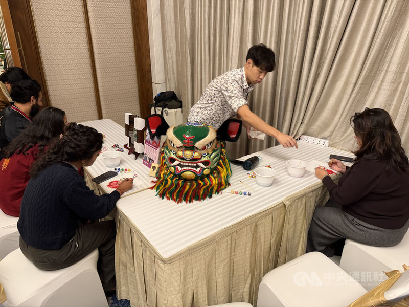 在印度新德里進行的台灣觀光推廣會現場，「獅公館工坊」讓印度人親手彩繪「劍獅」，認識獨具特色的「台灣獅」文化。中央社記者李晉緯新德里攝 115年2月4日