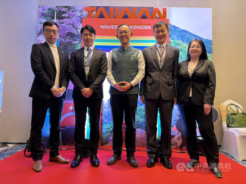 台灣代表團赴印度推廣觀光，交通部觀光署國際組科長陳冠竹（左2）表示，台灣美食世界聞名，尤其「吃到飽」餐廳菜色豐富，深受不同飲食習慣的印度旅客喜愛，成為觀光推廣一大利器。中央社記者李晉緯新德里攝 115年2月4日