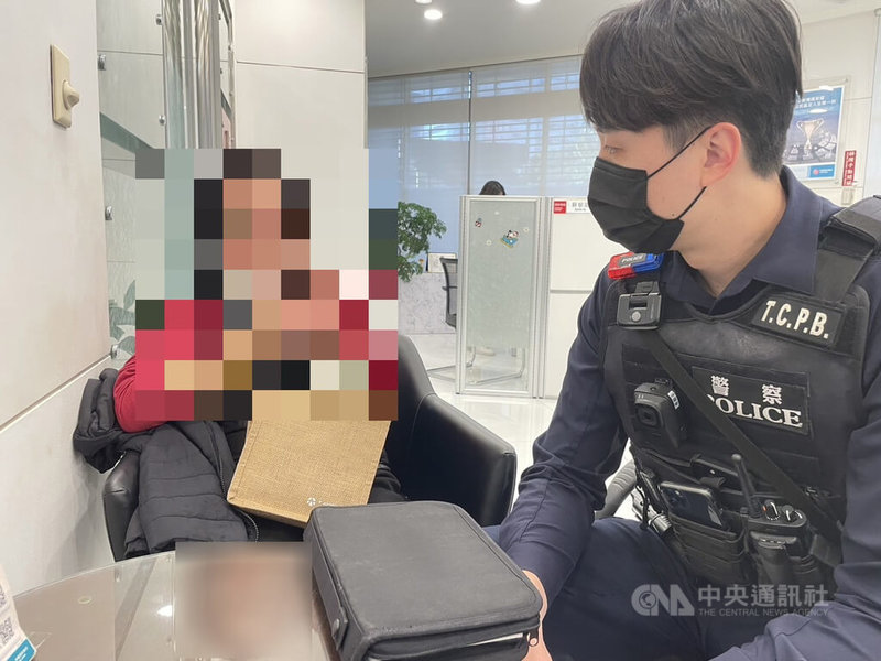 台中1名65歲婦人（左）在網路認識自稱在香港工作的男網友，雙方互動頻繁，對方誘騙她投資虛擬貨幣，婦人日前到銀行要以保單貸款，行員發現有異報案，警方到場成功阻詐。（翻攝照片）中央社記者蘇木春傳真　115年2月4日