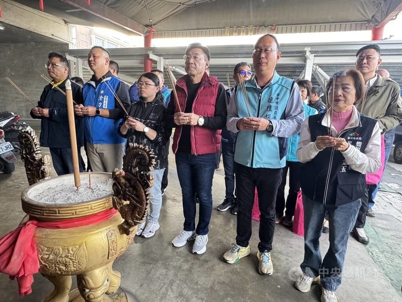 立法院副院長江啟臣（前右3）4日上午前往豐原果菜市場發春聯，先到市場旁廟宇參拜。中央社記者趙麗妍攝　115年2月4日