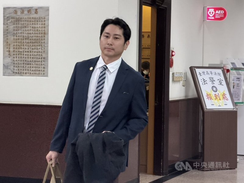 立委徐巧芯大姑劉向婕、劉女丈夫杜秉澄（圖）被控洗錢案，4日赴台灣高等法院出庭，稱現無錢努力籌款中而和解不成。中央社記者劉世怡攝 115年2月4日