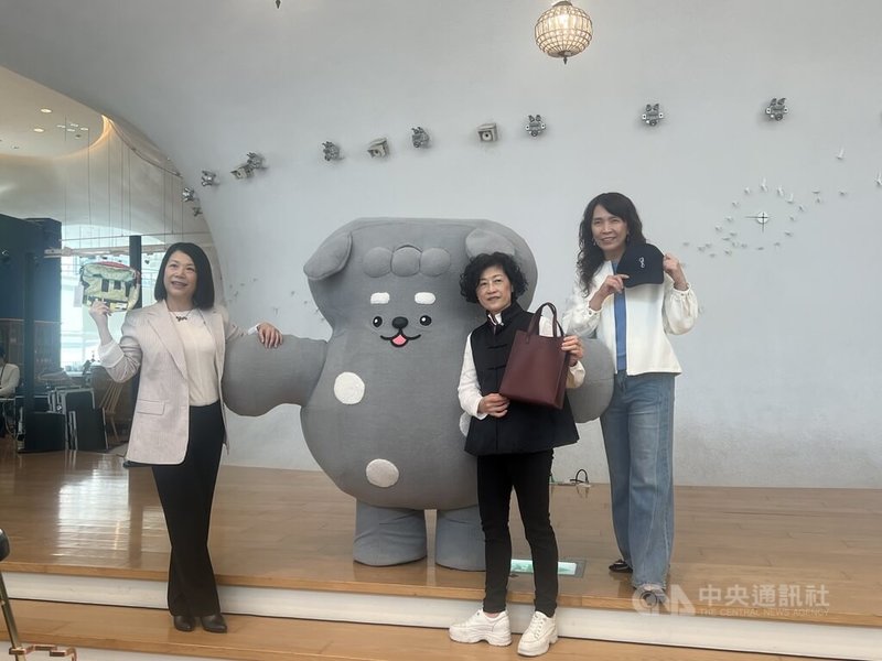 農曆春節將到來，台中國家歌劇院藝術總監邱瑗（中）4日在記者會宣布，大年初一到初六將推出「馬力全開－趣味迎春馬拉松」系列活動，歡迎大家來走春。中央社記者郝雪卿攝  115年2月4日