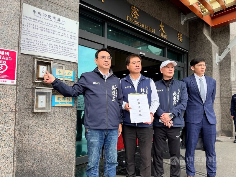 花蓮馬太鞍溪堰塞湖洪災案，國民黨花蓮縣議會黨團發言人吳建志（左1）、議員林正福（左2）及吳東昇（左3）等人，4日再赴花蓮地檢署告發國防部、原民會、交通部及衛福部等4部會首長。中央社記者張祈攝　115年2月4日